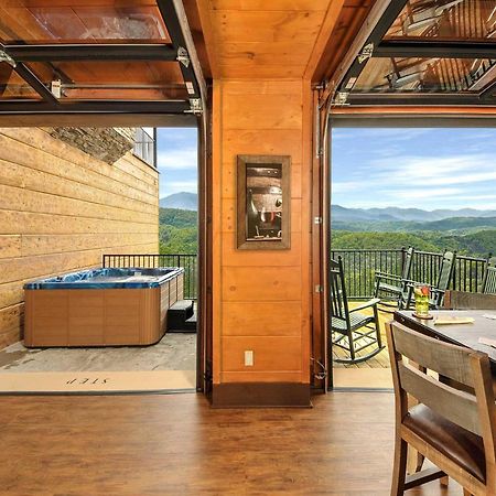 Вилла Skyview Mansion:13Bdrm, 17Bath, Sleeps 70, Indoor Pool, Amazing Views Пиджен-Фордж Экстерьер фото
