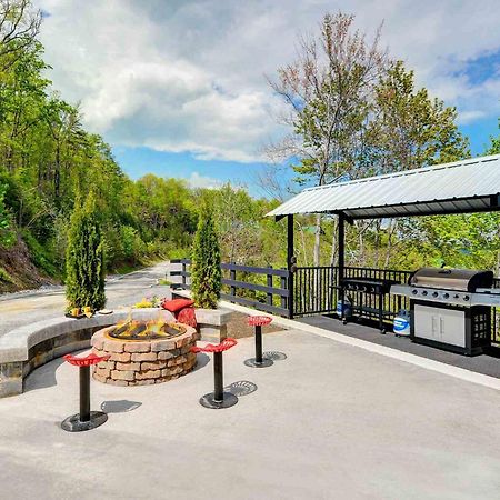 Вилла Skyview Mansion:13Bdrm, 17Bath, Sleeps 70, Indoor Pool, Amazing Views Пиджен-Фордж Экстерьер фото